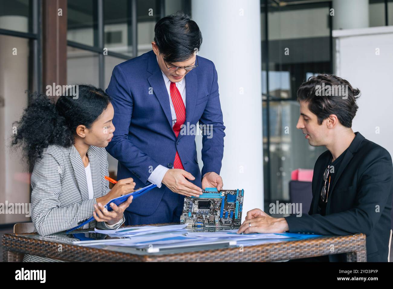 Réunion de l'équipe d'ingénieurs en matériel informatique avec le patron. Discussion de concepteur de PCB avec l'équipe de marketing pour la décision finale des produits sur le marché. Banque D'Images