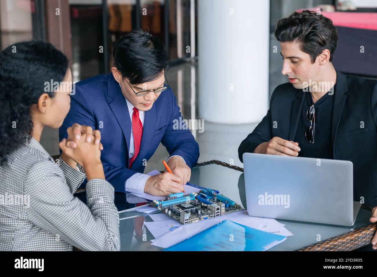Réunion de l'équipe d'ingénieurs en matériel informatique avec le patron. Discussion de concepteur de PCB avec l'équipe de marketing pour la décision finale des produits sur le marché. Banque D'Images