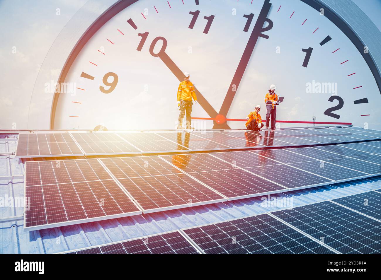 Panneau solaire d'entretien d'équipe d'ingénieur à l'horloge de superposition de toit de l'industrie pour le temps d'économiser le concept d'énergie. Banque D'Images