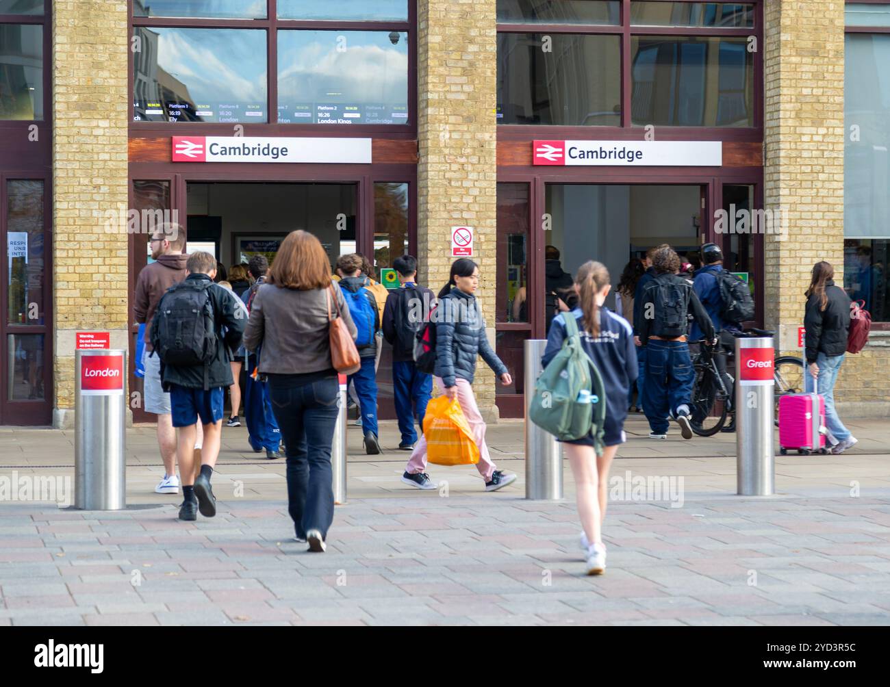 Passagers entrant dans le bâtiment de la gare ferroviaire, Cambridge, Cambridgeshire, Angleterre, Royaume-Uni Banque D'Images