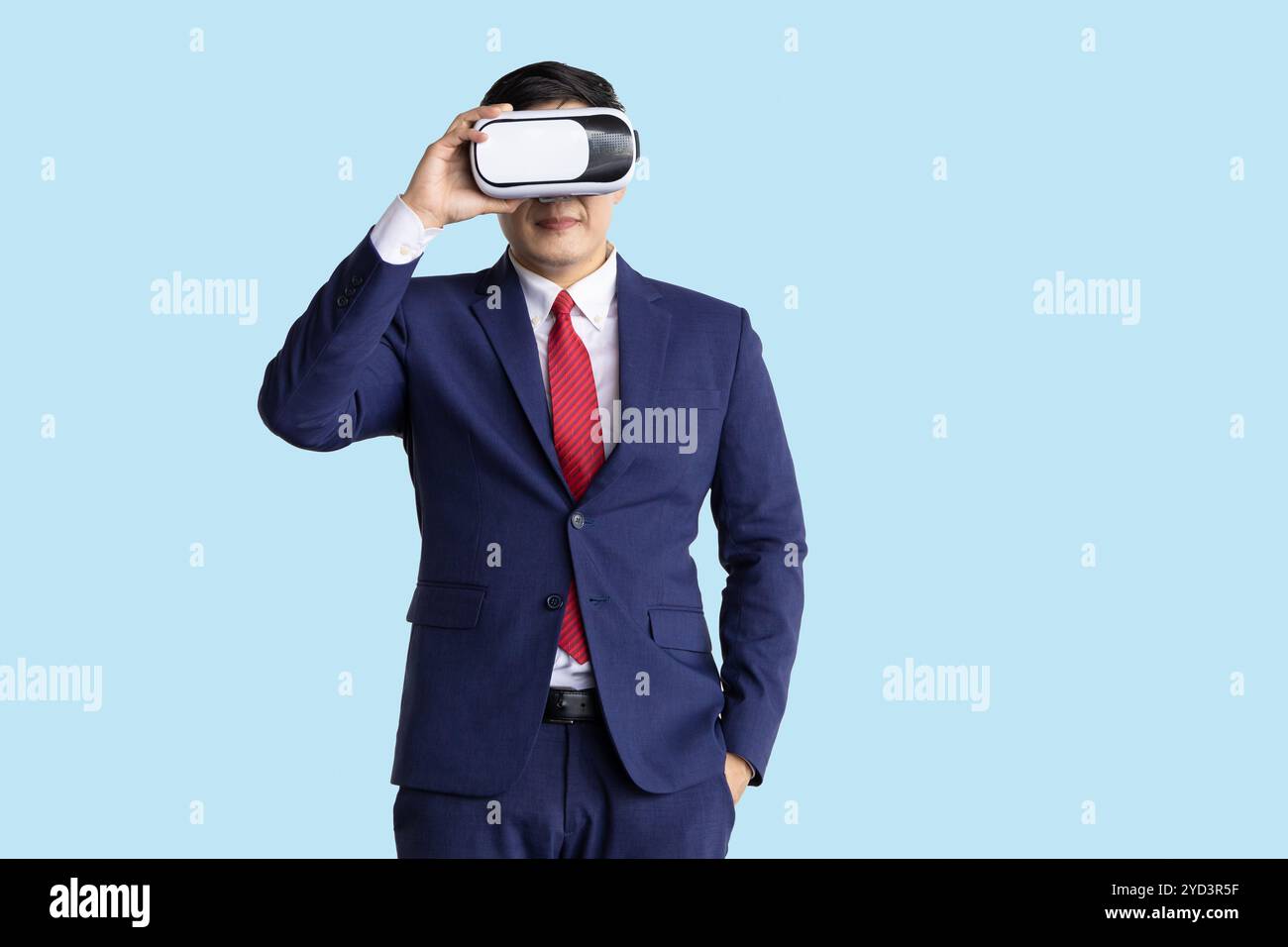 Homme d'affaires utilisant la technologie de VR visuel isolé sur fond bleu, les gens d'affaires utilisant le dispositif moderne de technologie d'hologramme. Banque D'Images