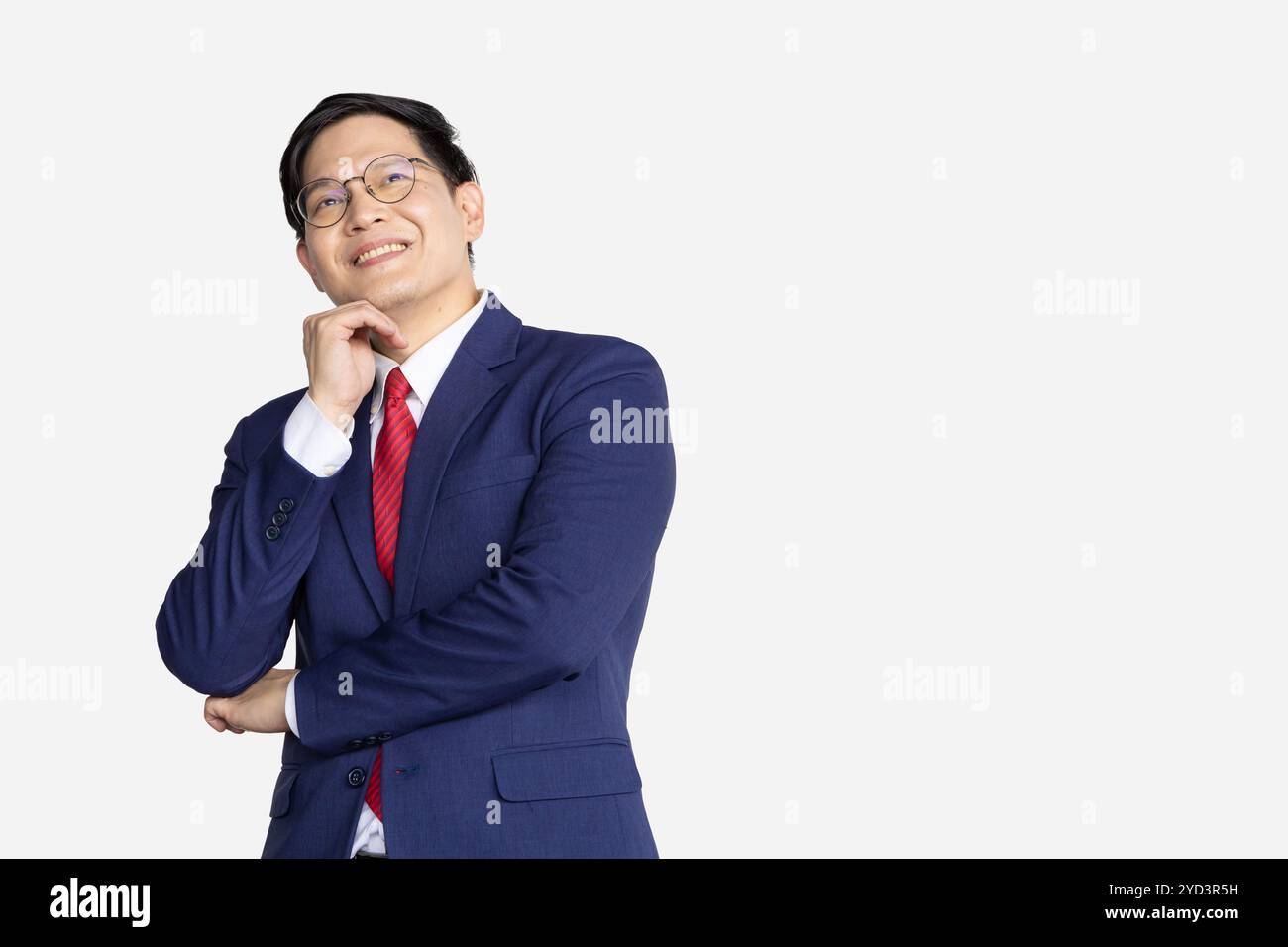 Homme d'affaires modèle asiatique isolé sur fond blanc. Homme intelligent dans l'expression de costume d'affaires pense vision rêve. Banque D'Images