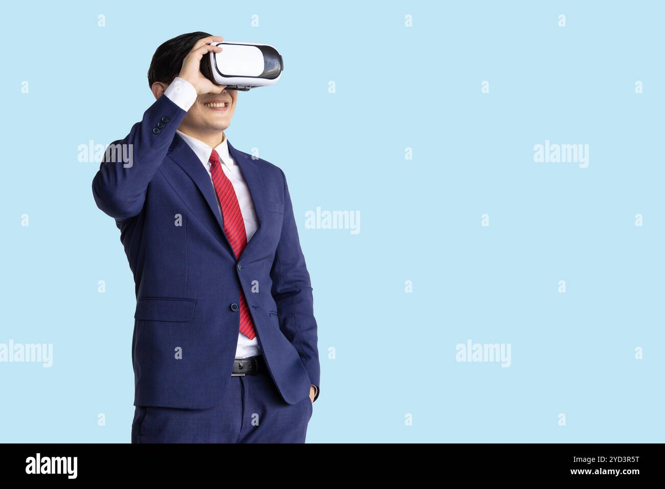 Homme d'affaires utilisant la technologie de VR visuel isolé sur fond bleu, les gens d'affaires utilisant le dispositif moderne de technologie d'hologramme. Banque D'Images