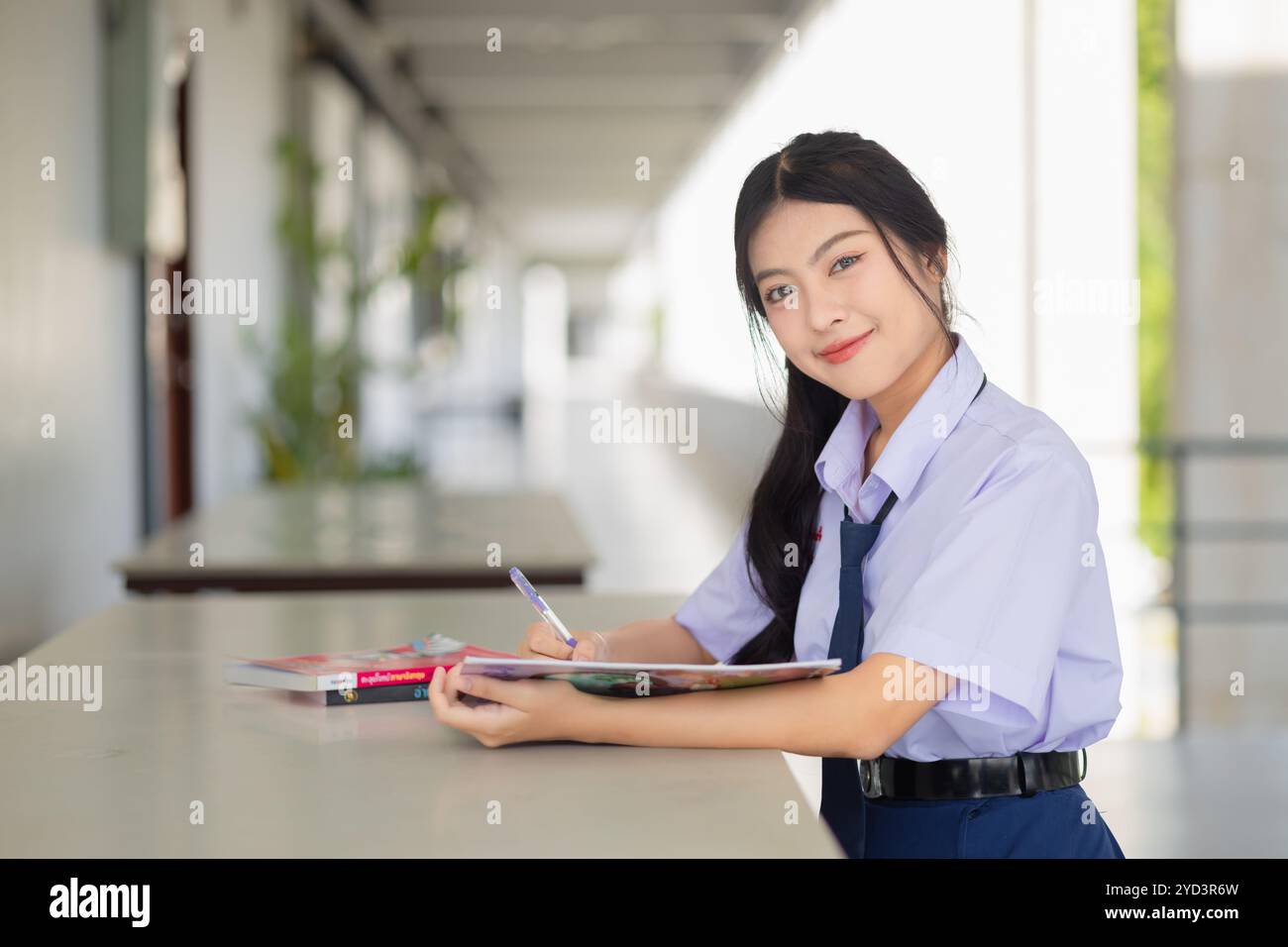 portrait asiatique uniforme scolaire adolescente assise étudier les devoirs. l'éducation des jeunes filles. Banque D'Images