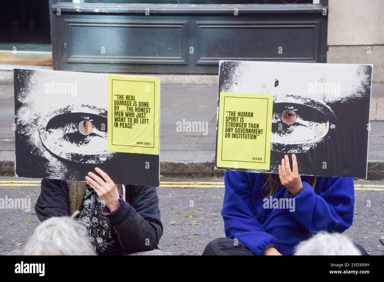 Londres, Royaume-Uni. 24 octobre 2024. Des activistes organisent l’exposition de protestation « prisonniers politiques libres » devant le ministère de la Justice à Londres, appelant le procureur général à libérer les militants pour le climat et les autres manifestants actuellement dans les prisons britanniques. Les manifestants participant à l'exposition ont bloqué la route devant le MOJ avec des photos de militants en prison et d'autres prisonniers politiques. Crédit : Vuk Valcic/Alamy Live News Banque D'Images