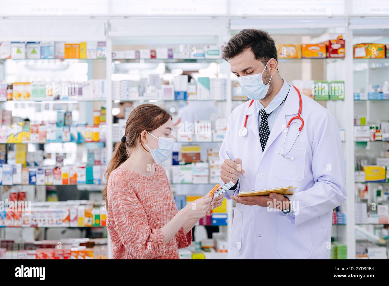 Docteur en pharmacie vendant la médecine aux femmes malades suggèrent la consultation de santé pour choisir la bonne médecine dans la pharmacie. Banque D'Images