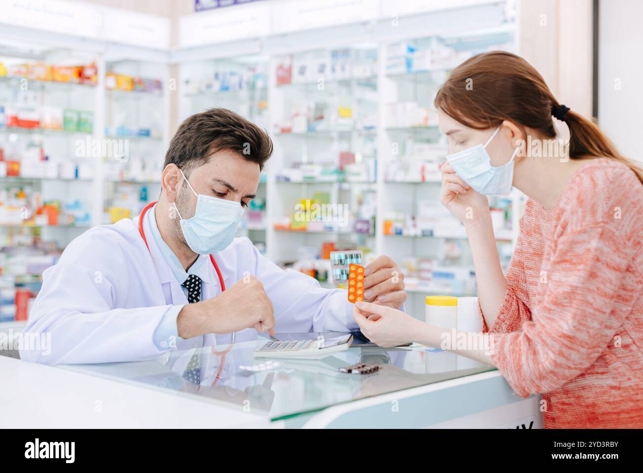 Docteur en pharmacie vendant la médecine aux femmes malades suggèrent la consultation de santé pour choisir la bonne médecine dans la pharmacie. Banque D'Images