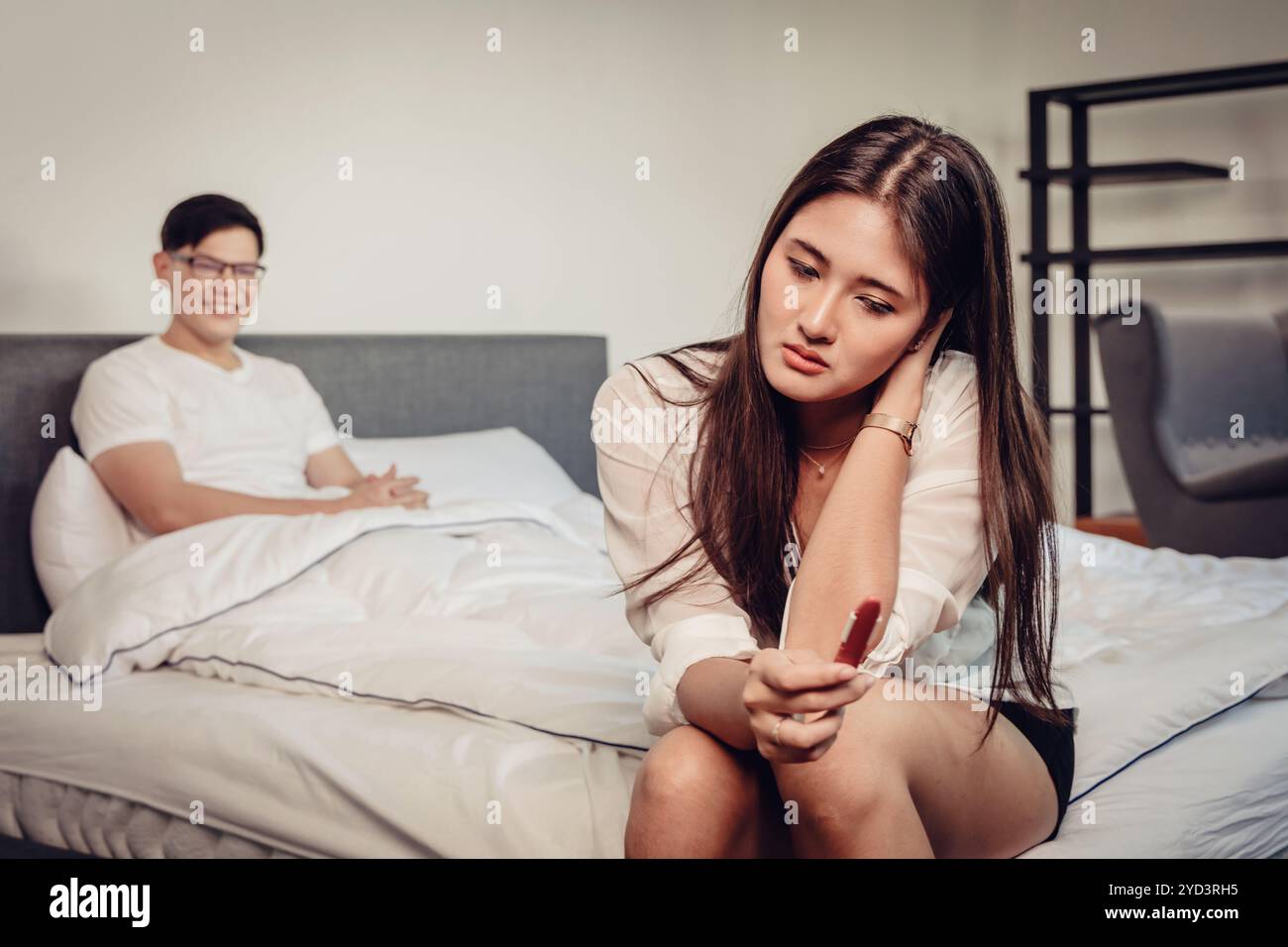 le stress des adolescentes célibataires s'inquiète avec l'appareil de contrôle de résultat de grossesse mais mari homme heureux souriant conflit naissance enfant concept argumentant Banque D'Images