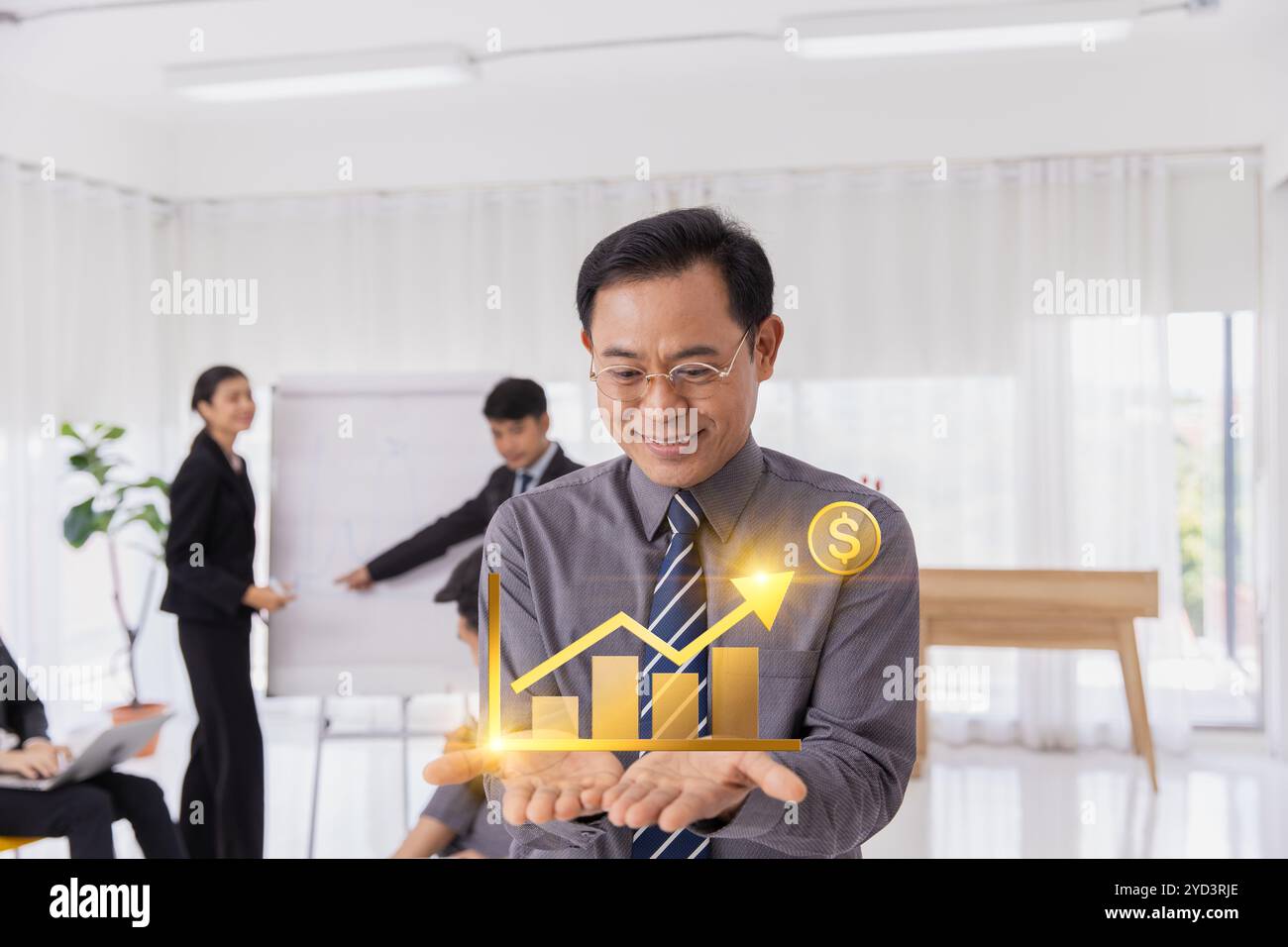 Directeur homme d'affaires patron heureux gain profit entreprise de patrimoine augmentation des revenus de l'équipe des employés concept de réunion de performance d'équipe Banque D'Images