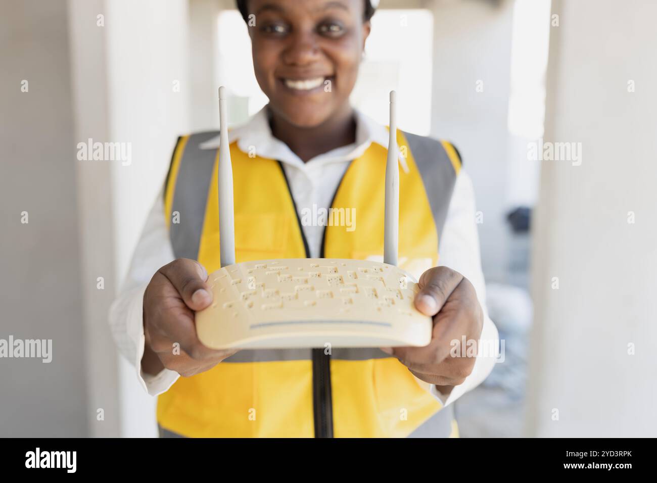 Ingénieur réseau main tenant le point d'accès wifi sans fil routeur Internet heureux souriant pour l'installation professionnelle installer la bonne position réseau domestique c Banque D'Images