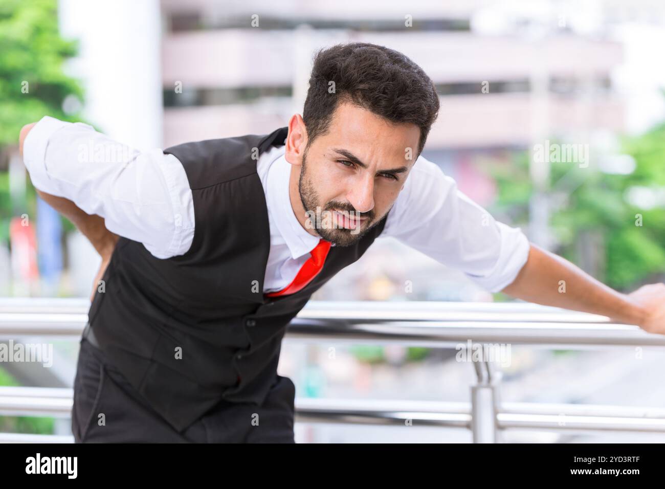 Hispanique indien homme d'affaires muscle joindre la douleur dans le bas du dos du syndrome de bureau après une dure journée de travail. Banque D'Images