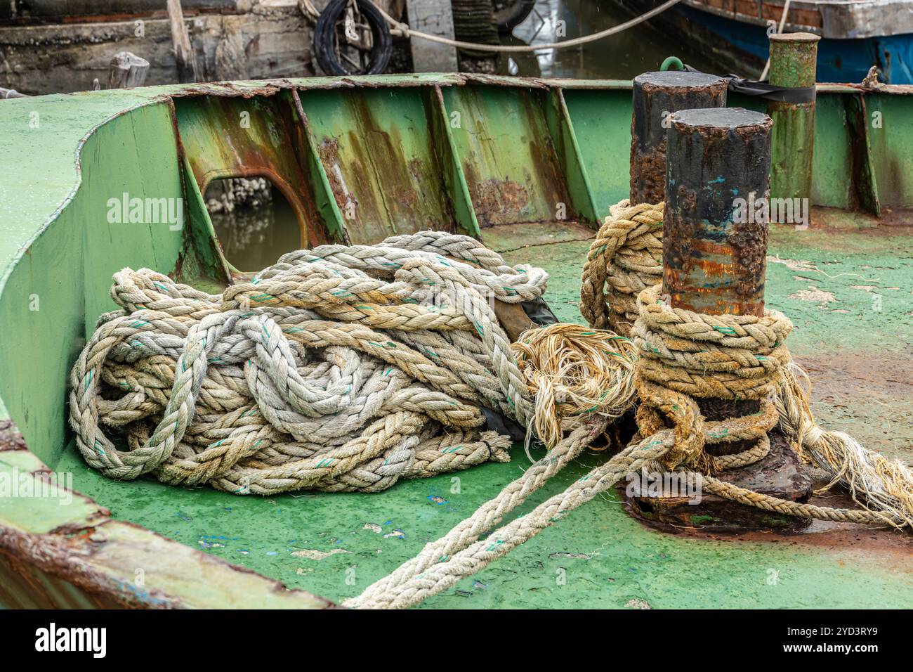 Corde de bateau, Mooring Line Heavy Duty vieux grunge utilisé par les intempéries pour le stationnement sécurisé du bateau au quai de quai. Banque D'Images