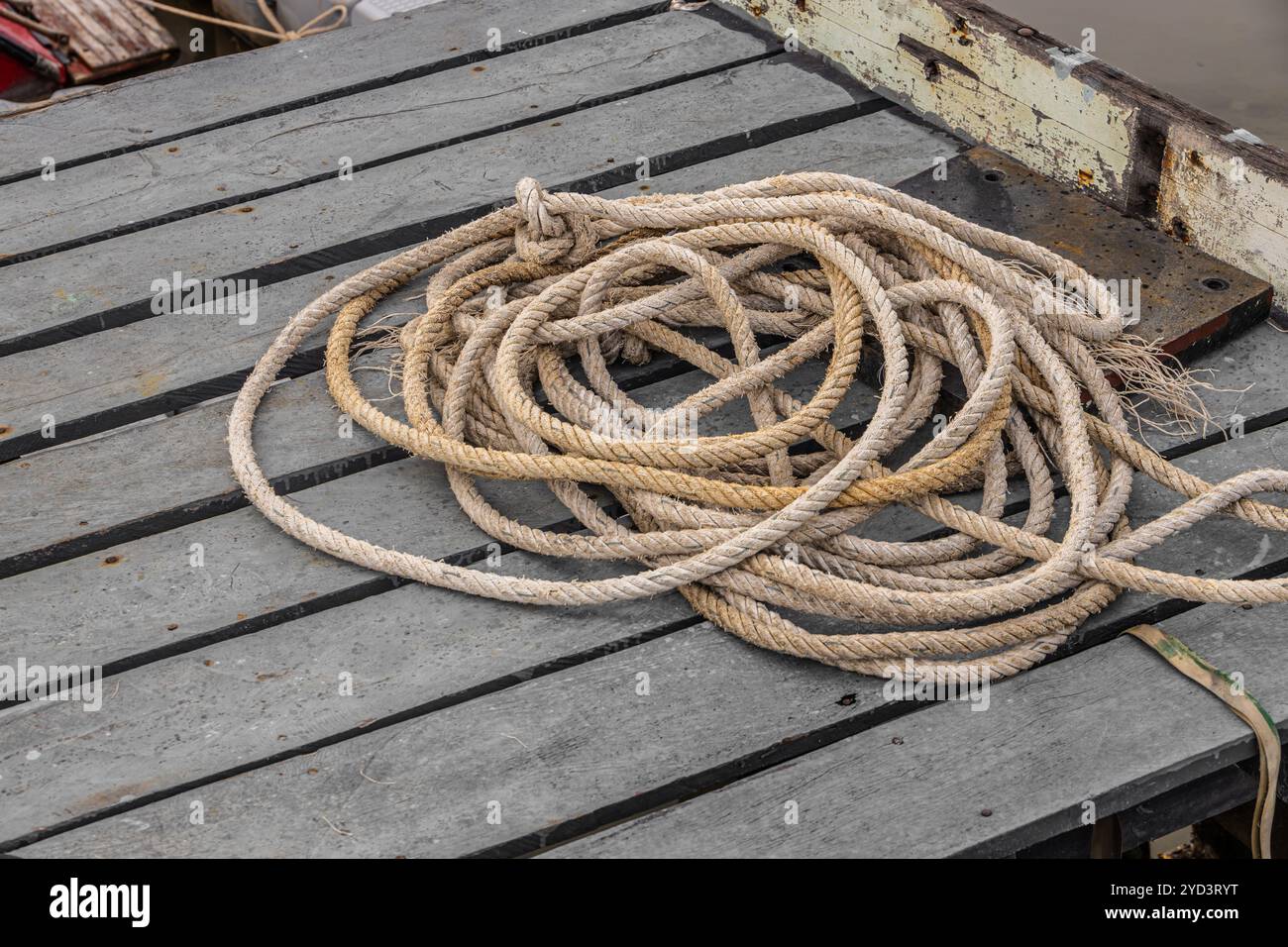 Corde de bateau, Mooring Line Heavy Duty vieux grunge utilisé par les intempéries pour le stationnement sécurisé du bateau au quai de quai. Banque D'Images