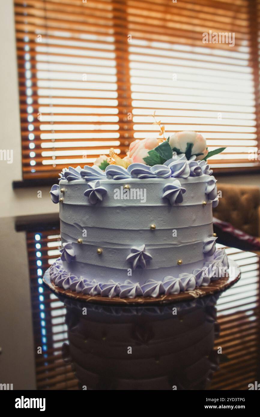 Un joli gâteau violet fleuri qui est simple savoureux et parfait pour tout événement! Ce gâteau donne à vos célébrations une touche unique. Banque D'Images