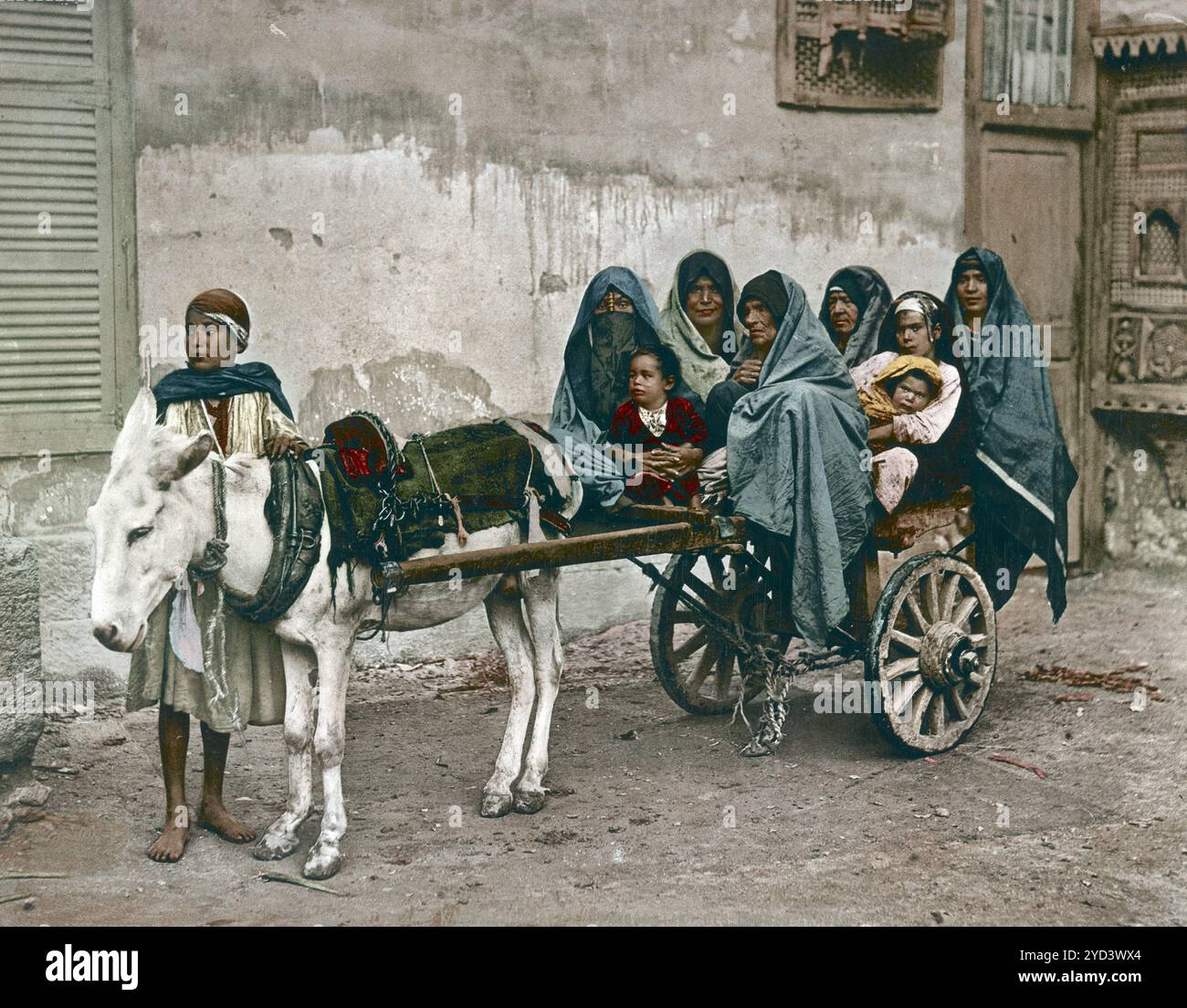 Kairo. Karren mit arabischen Frauen, Ägypten, digital restaurierte Reproduktion eines Originals aus dem 19. Jahrhundert, Aufnahmedatum nicht angegeben, Kairo. Chariot transportant des femmes arabes, Égypte, reproduction restaurée numériquement à partir d'un original du XIXe siècle, date d'enregistrement non indiquée Banque D'Images Kairo. Karren mit arabischen Frauen, Ägypten, digital restaurierte Reproduktion eines Originals aus dem 19. Jahrhundert, Aufnahmedatum nicht angegeben, Kairo. Chariot transportant des femmes arabes, Égypte, reproduction restaurée numériquement à partir d'un original du XIXe siècle, date d'enregistrement non indiquée Banque D'Images