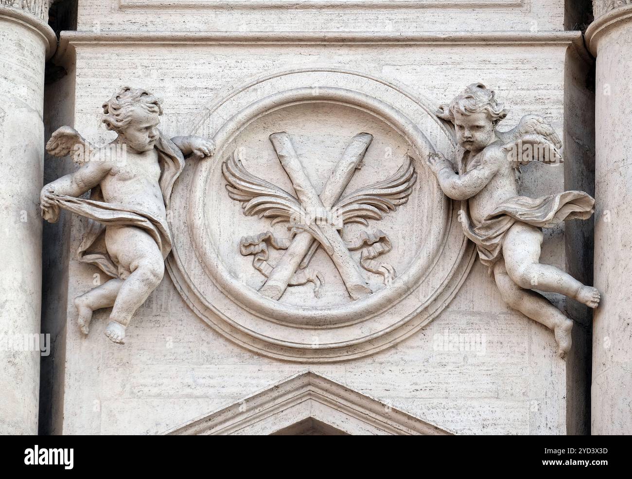 Anges avec des symboles du martyre sur le portail de l'église Sant Andrea della Valle à Rome, Italie Banque D'Images