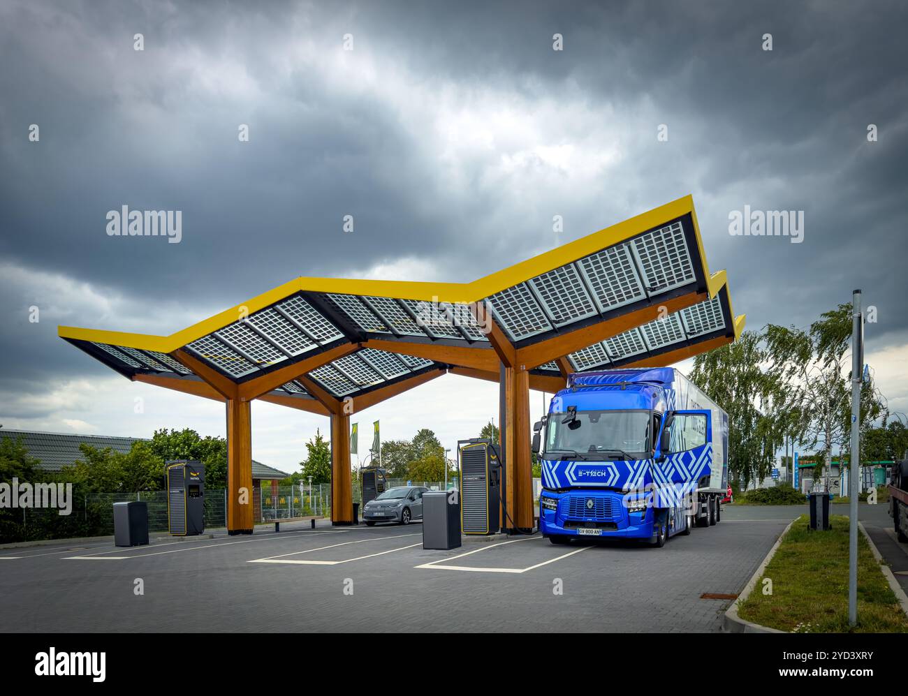 Hermsdorf, Allemagne. 02 juillet 2024. Chariot électrique à une centrale électrique Fastned, station de charge à la station-service de l'arrêt de repos de l'autoroute A9 à Hermsdorf, Allemagne, 2 juillet 2024. Photographe : ddp images/STAR-images crédit : ddp Media GmbH/Alamy Live News Banque D'Images