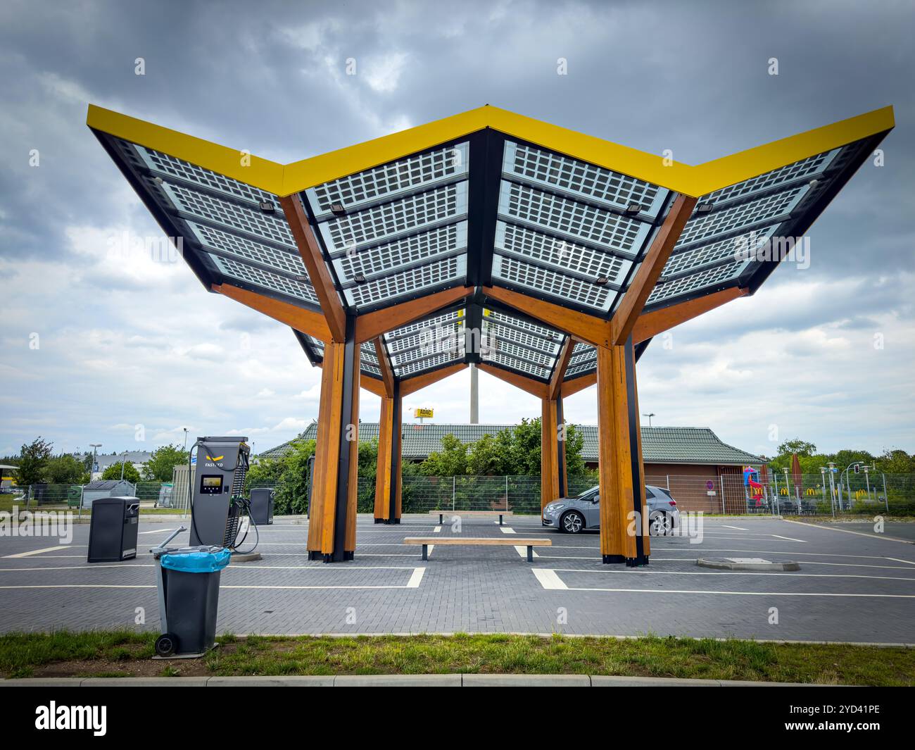 Hermsdorf, Allemagne. 02 juillet 2024. Centrale électrique Tesla Super charger, station de recharge Fastned et Allego à la station-service de l'arrêt de repos de l'autoroute A9 à Hermsdorf, Allemagne, le 2 juillet 2024. Photographe : ddp images/STAR-images crédit : ddp Media GmbH/Alamy Live News Banque D'Images