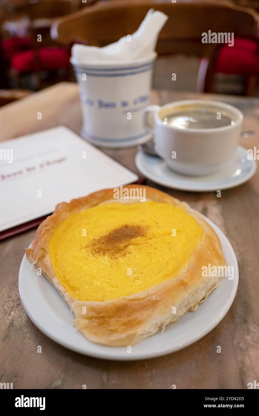 Cafétéria emblématique servant la traditionnelle ensaimada de crema garnie de cannelle en poudre près d'une grande tasse de café Palma de Majorque, îles Baléares Banque D'Images