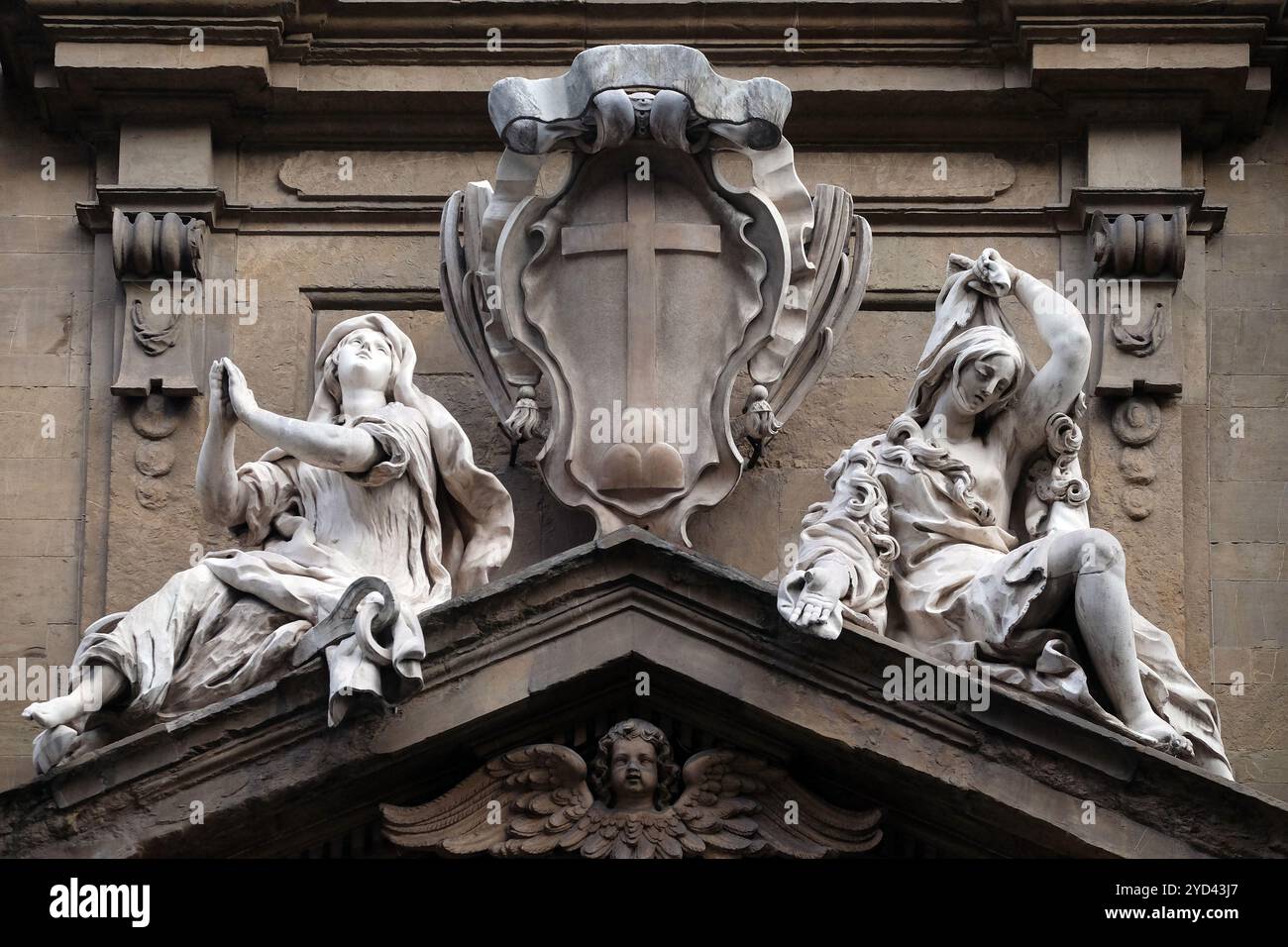 Statues d'espoir et de pauvreté assis de chaque côté des bras de l'ordre théatin au-dessus de la porte centrale sur la façade de Santi Mi Banque D'Images