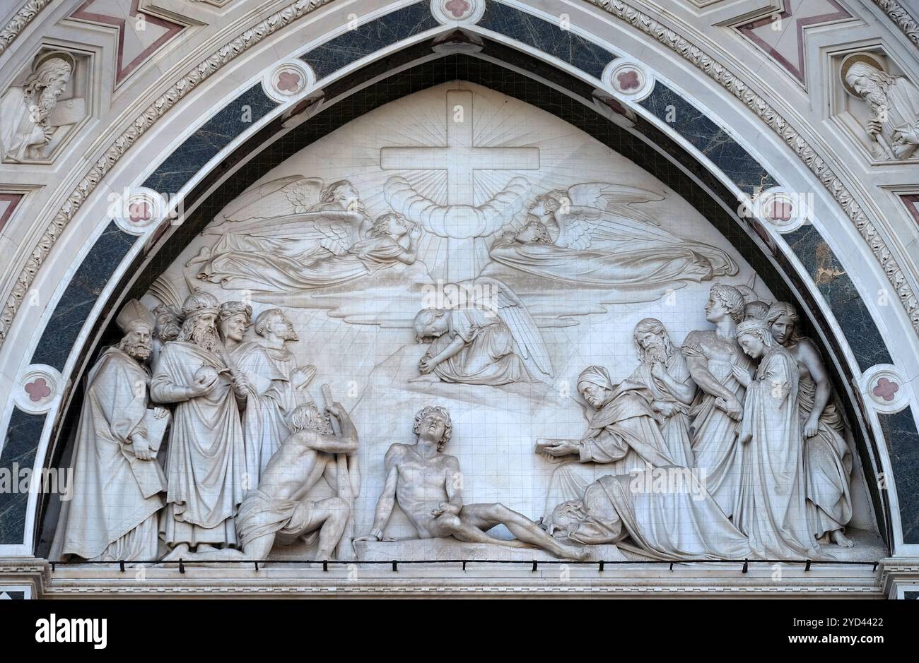 Lunette sculptée contenant un relief du Triomphe de la Croix, par Giovanni Dupre, sur la porte centrale de la Basilique de Banque D'Images