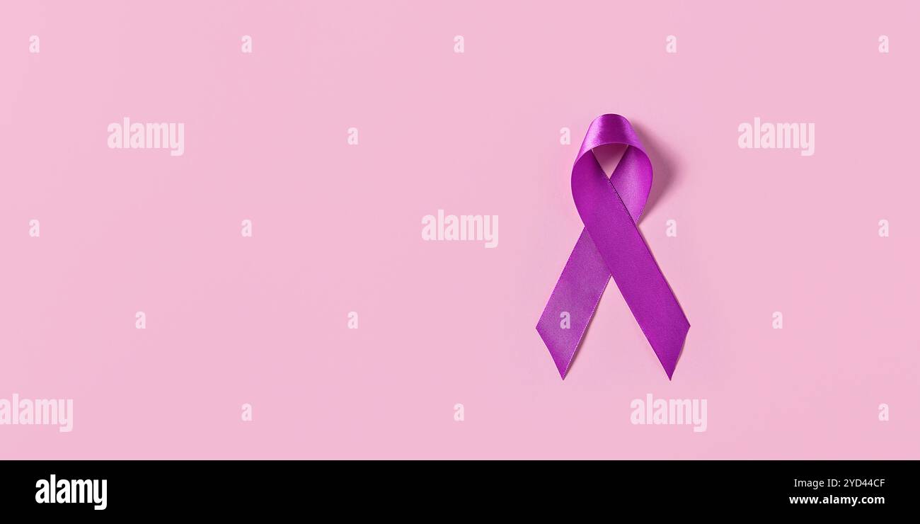 Ruban de sensibilisation au cancer du pancréas sur surface rose Banque D'Images