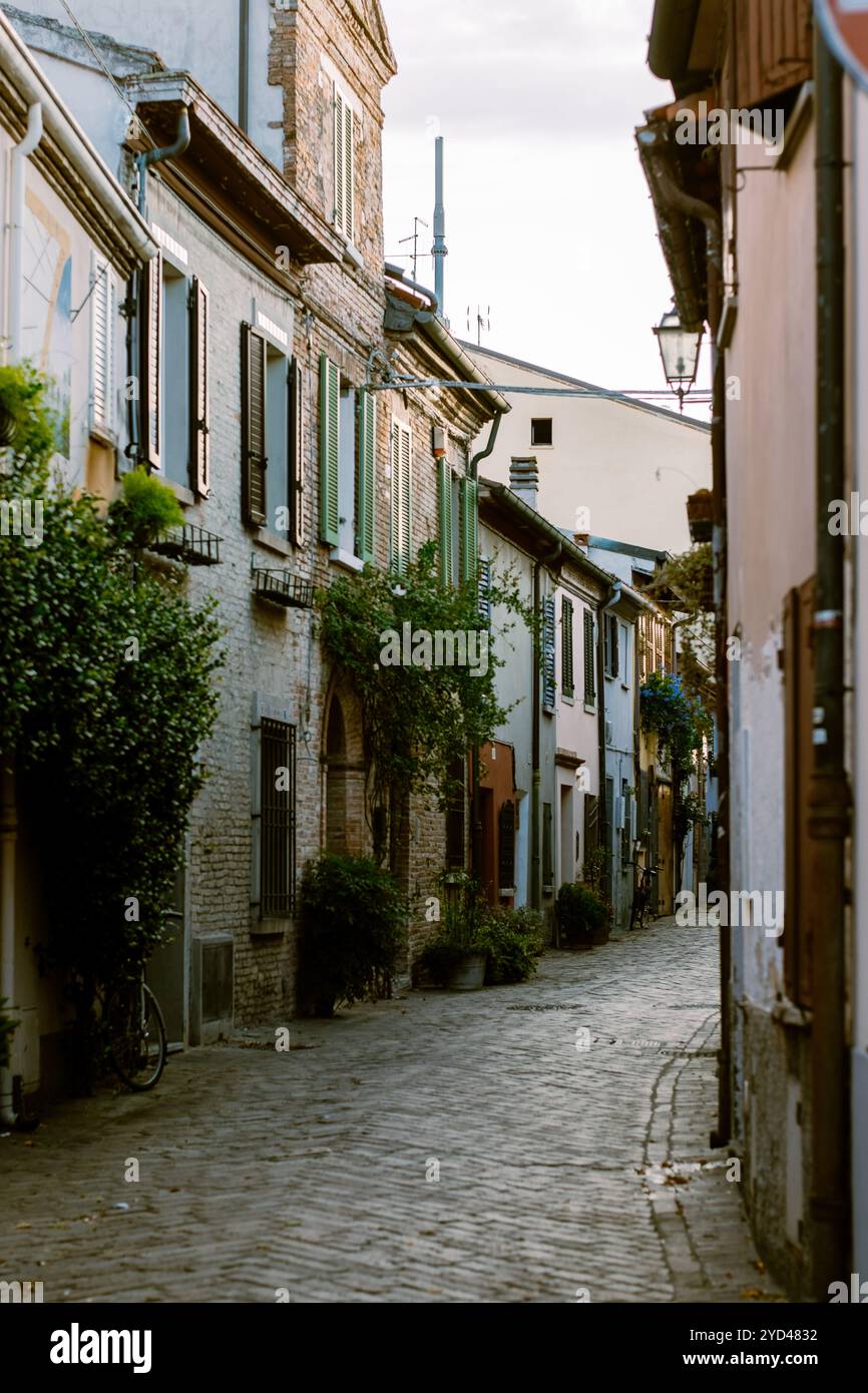 maisons colorées dans une rue étroite Banque D'Images