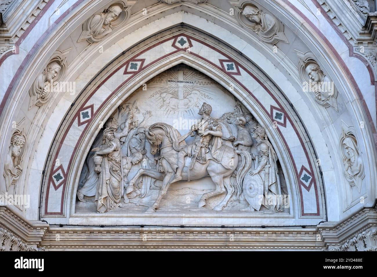 Lunette sculptée contenant une scène représentant la vision de Constantin, par Emilio Zocchi, sur la porte droite de la basilique de sa Banque D'Images