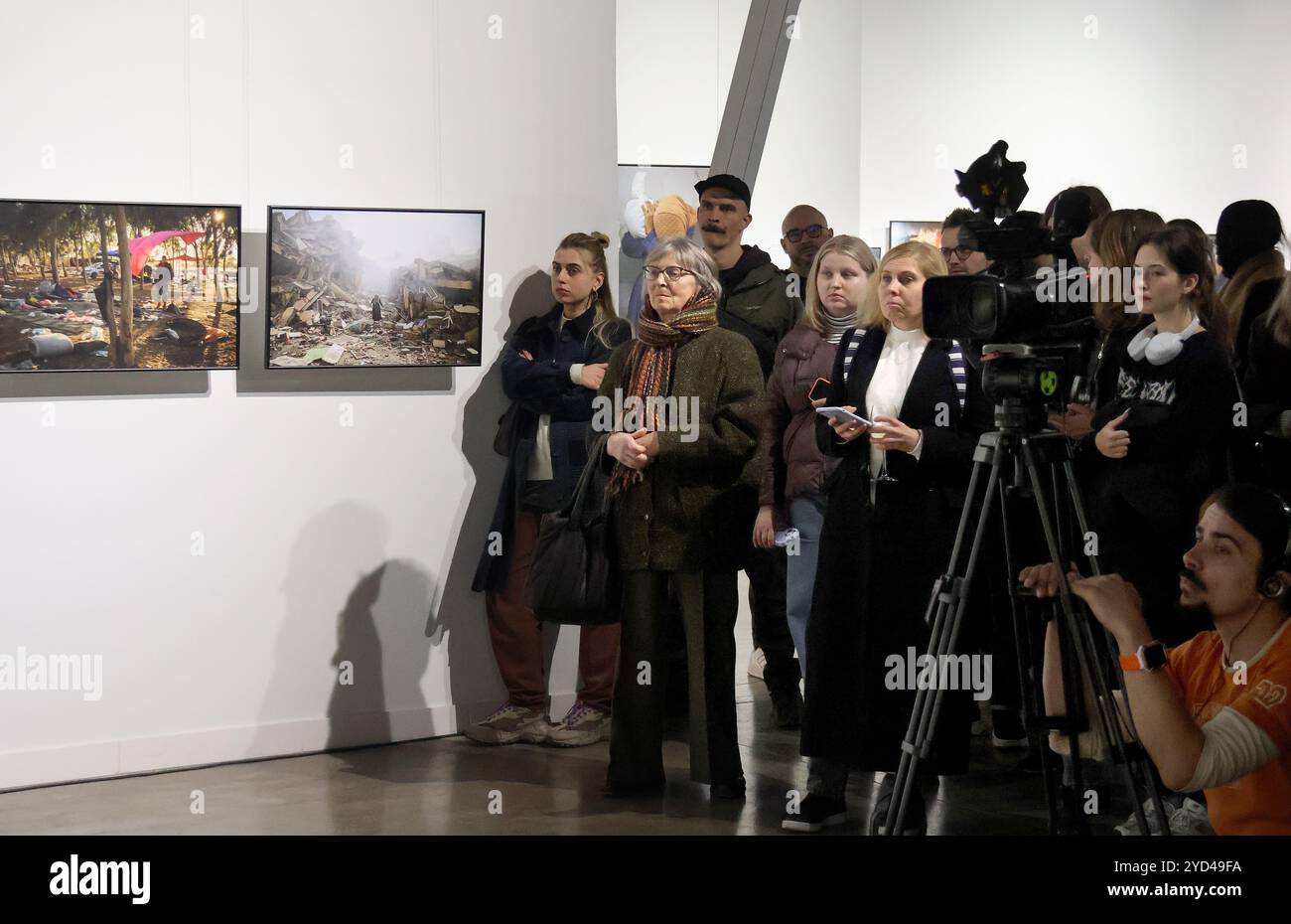 KIEV, UKRAINE - 24 OCTOBRE 2024 - les invités visitent l'ouverture de l'exposition avec des photographies des gagnants et finalistes du concours mondial de photo de presse 2024 au Centre national Oleksandr Dovzhenko (Centre Dovzhenko), Kiev, capitale de l'Ukraine. Banque D'Images