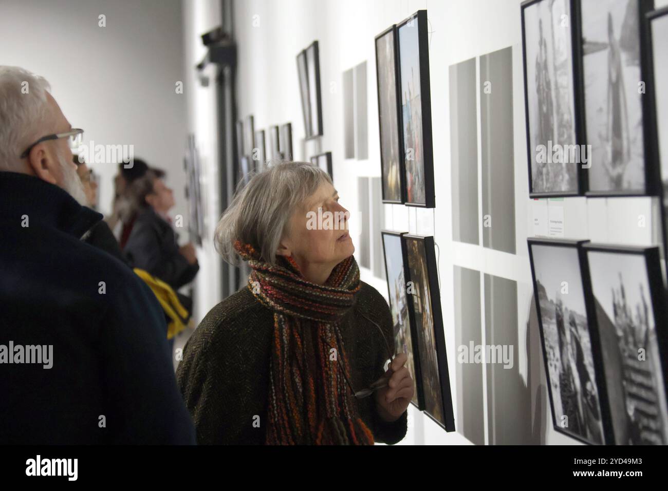 KIEV, UKRAINE - 24 OCTOBRE 2024 - les invités visitent l'ouverture de l'exposition avec des photographies des gagnants et finalistes du concours mondial de photo de presse 2024 au Centre national Oleksandr Dovzhenko (Centre Dovzhenko), Kiev, capitale de l'Ukraine. Banque D'Images