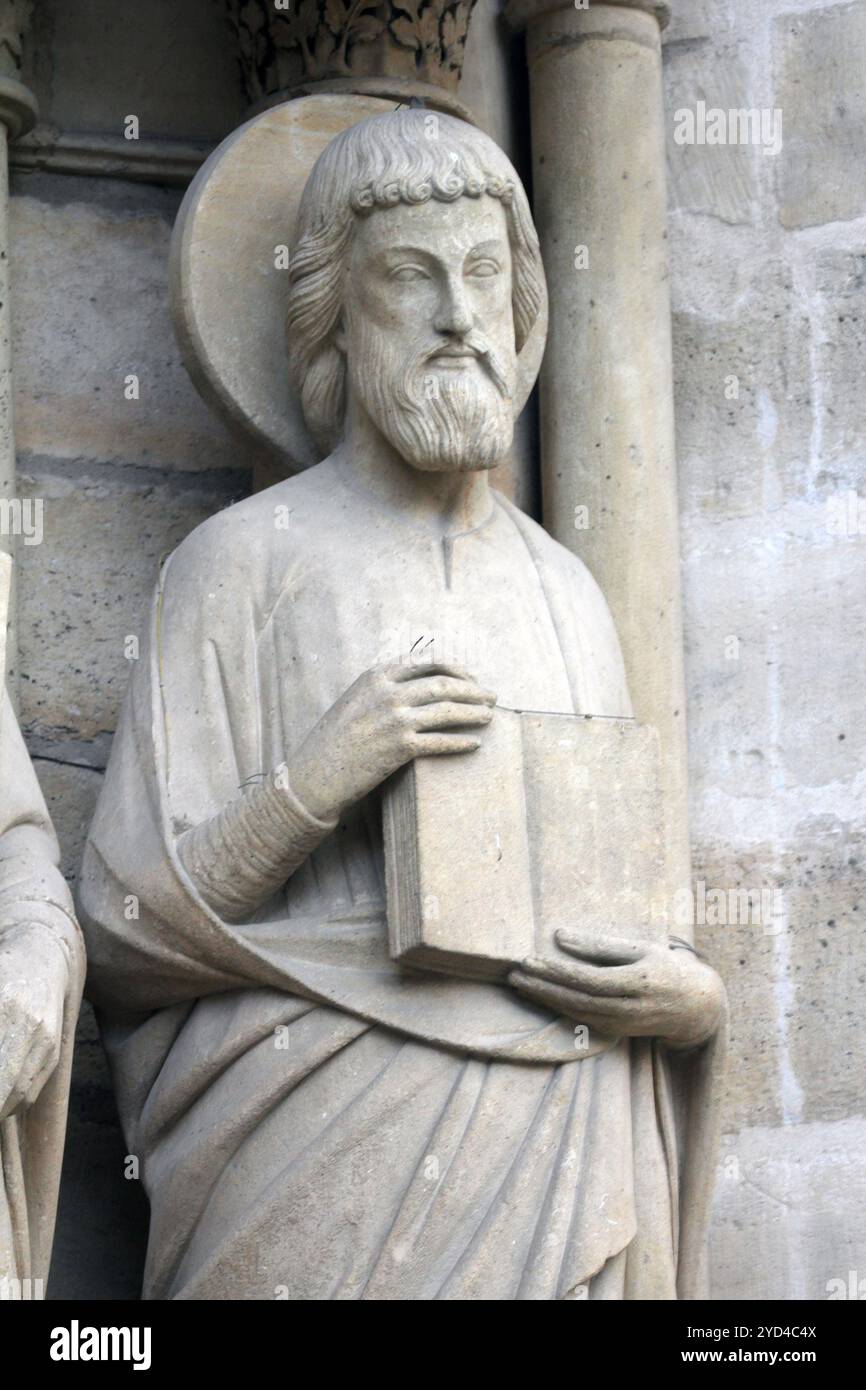 Saint Matthieu, cathédrale notre-Dame, portail du jugement dernier, Paris Banque D'Images