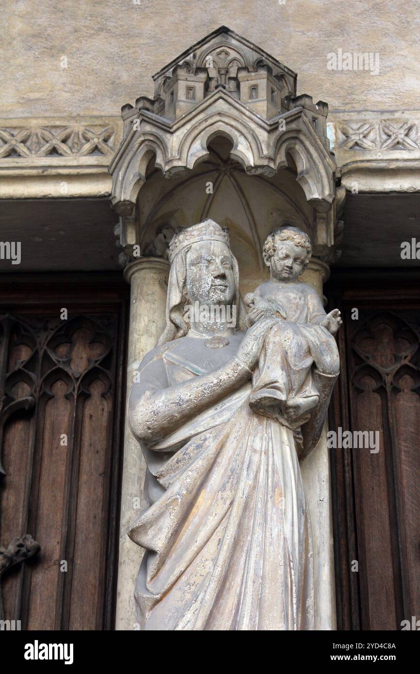 Vierge à l'enfant statue, Saint Germain l'Auxerrois, église, Paris Banque D'Images