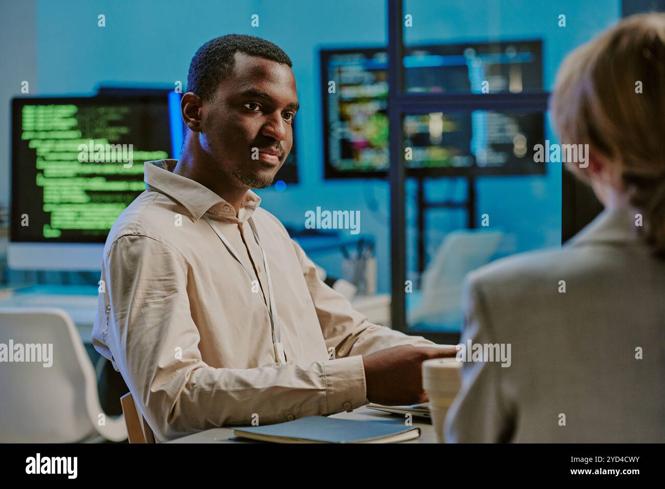 Jeune homme noir lors d'une réunion dans le bureau INFORMATIQUE Banque D'Images