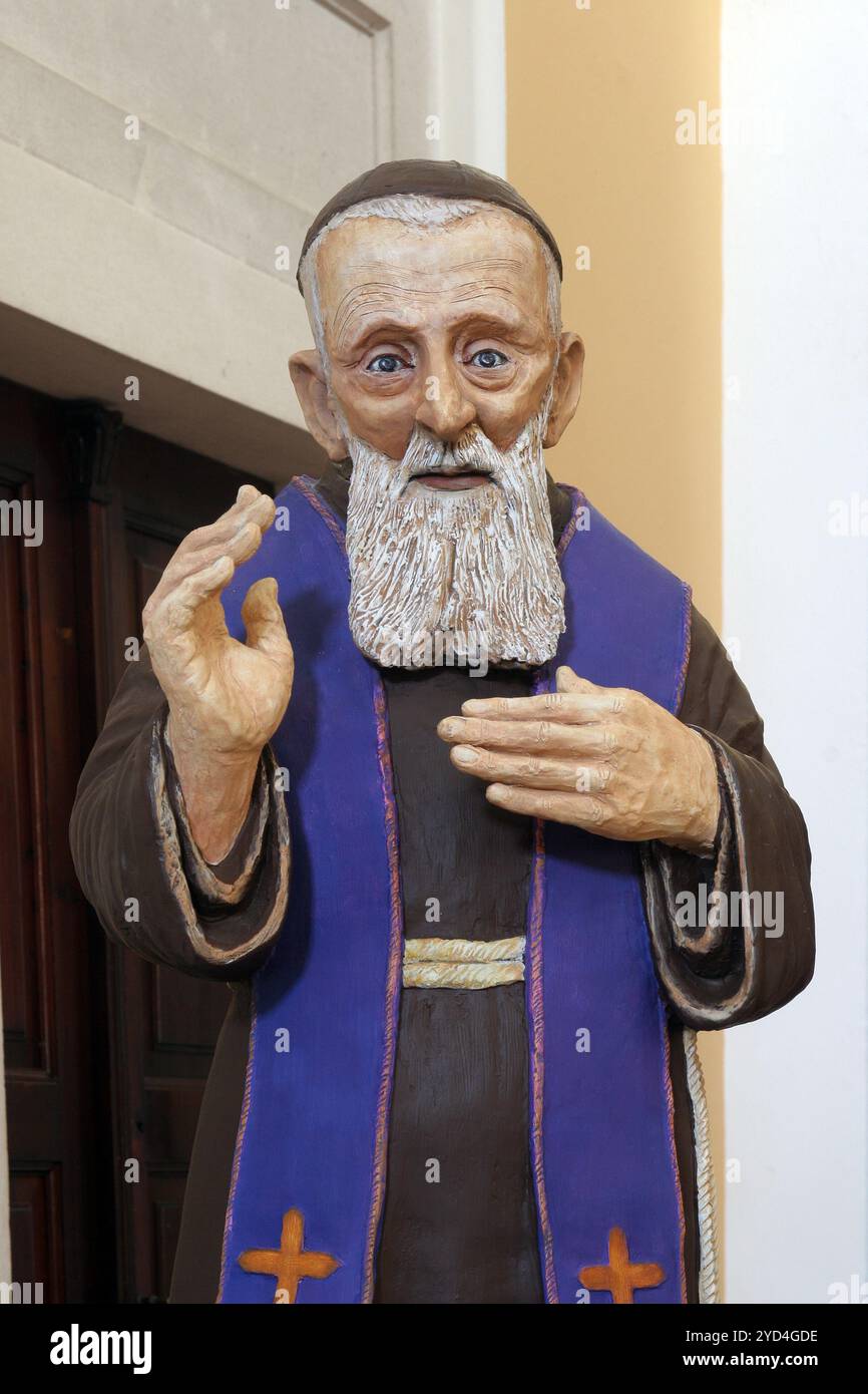 Saint Léopold Mandic, statue sur l'autel de l'église de Sainte Vierge de Purification à Cavtat, l''île de Korcula, Croatie Banque D'Images