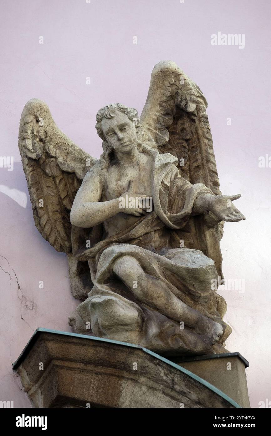 Angel statue sur la façade de l'église Saint François à Budapest, Hongrie Banque D'Images