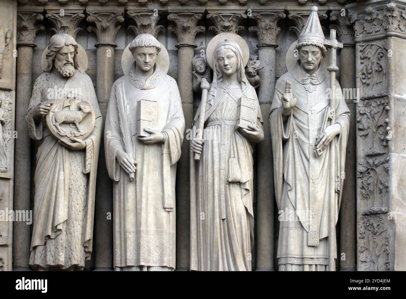 Saints Jean-Baptiste, Étienne, Geneviève et le pape Saint Sylvestre, cathédrale notre-Dame, portail central, Paris Banque D'Images