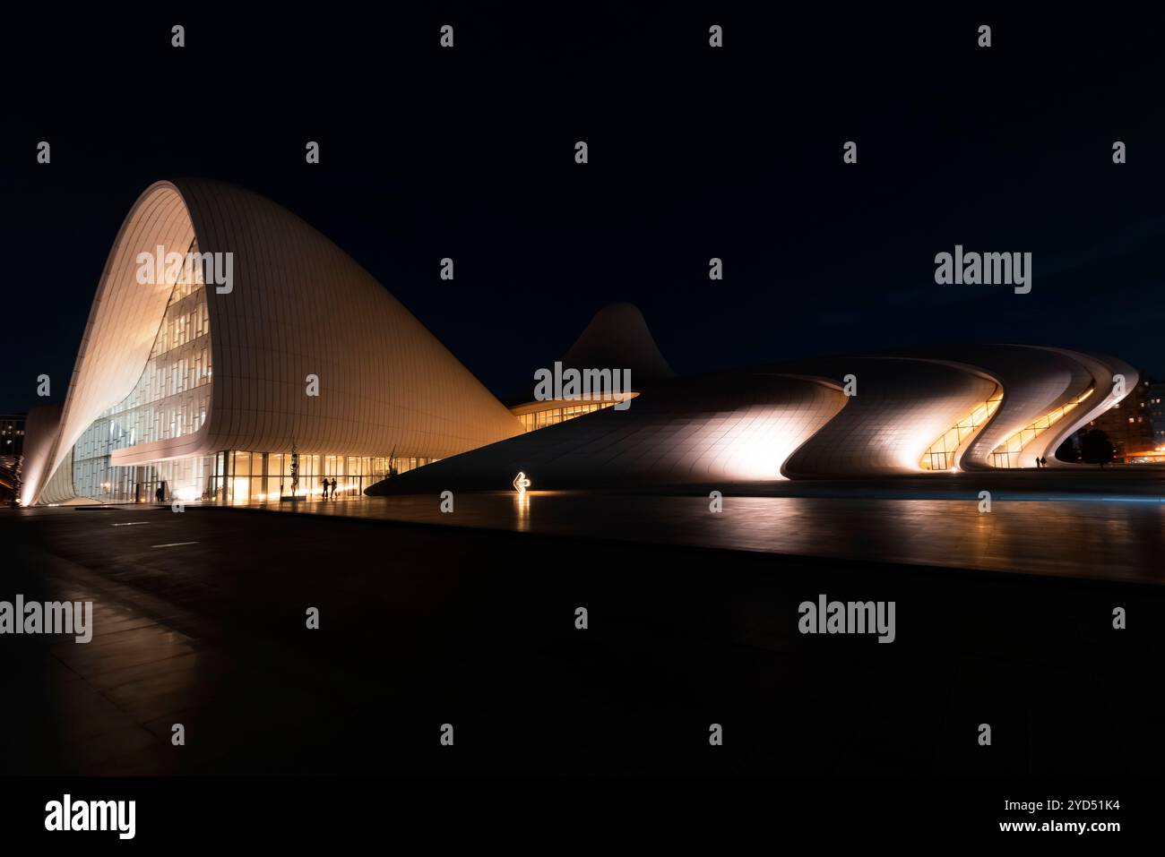 Vue de nuit du complexe immobilier Heydar Aliyev Center à Bakou, Azerbaïdjan. Il a été conçu par l'architecte Zaha Hadid et est bien connu pour son caractère distinctif Banque D'Images