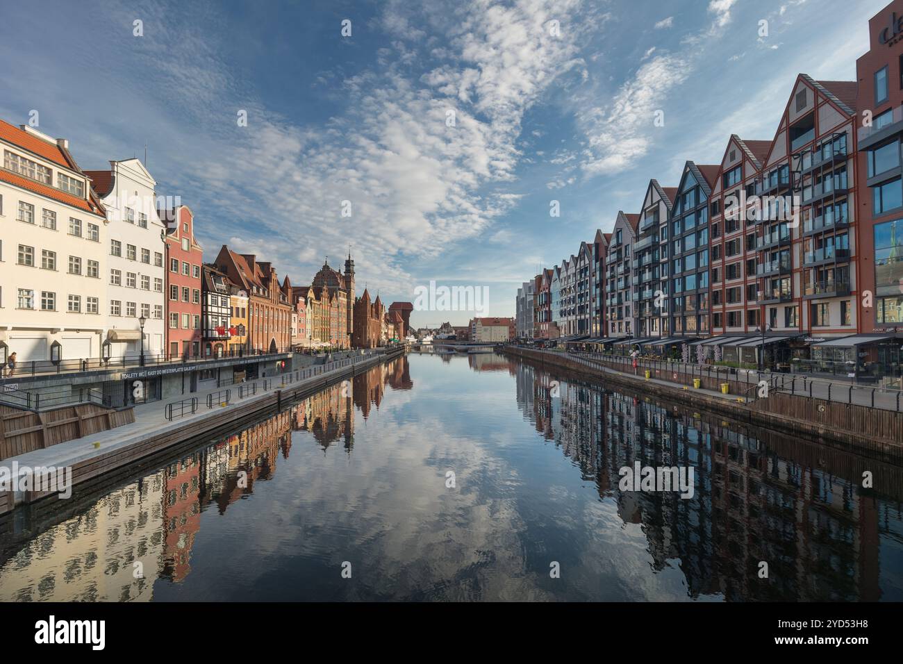 Gdansk, Pologne - 17 août 2024 : pittoresque remblai de la vieille ville en été Banque D'Images