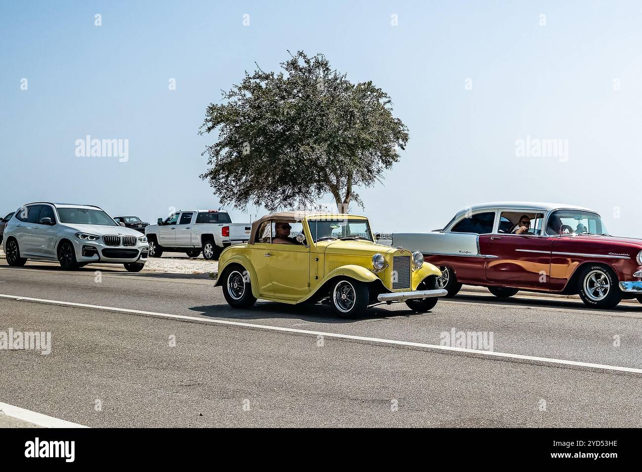 Gulfport, MS - 04 octobre 2023 : vue de coin avant grand angle d'un coupé cabriolet Ford Model A 1930 personnalisé lors d'un salon automobile local. Banque D'Images