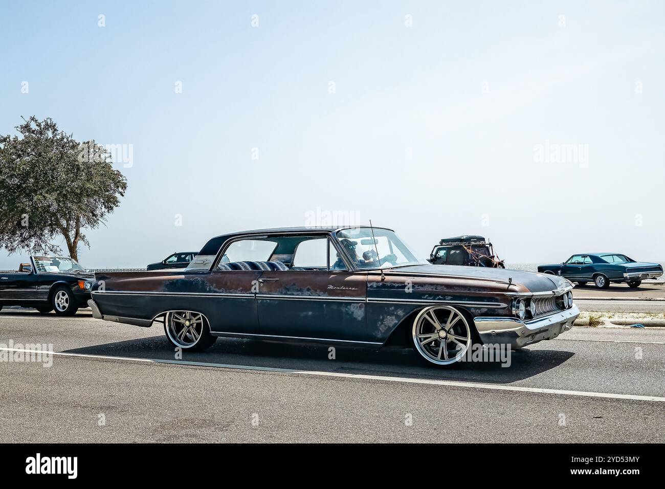 Gulfport, MS - 04 octobre 2023 : vue latérale grand angle d'un toit rigide Mercury Monterey 2 portes 1961 lors d'un salon automobile local. Banque D'Images
