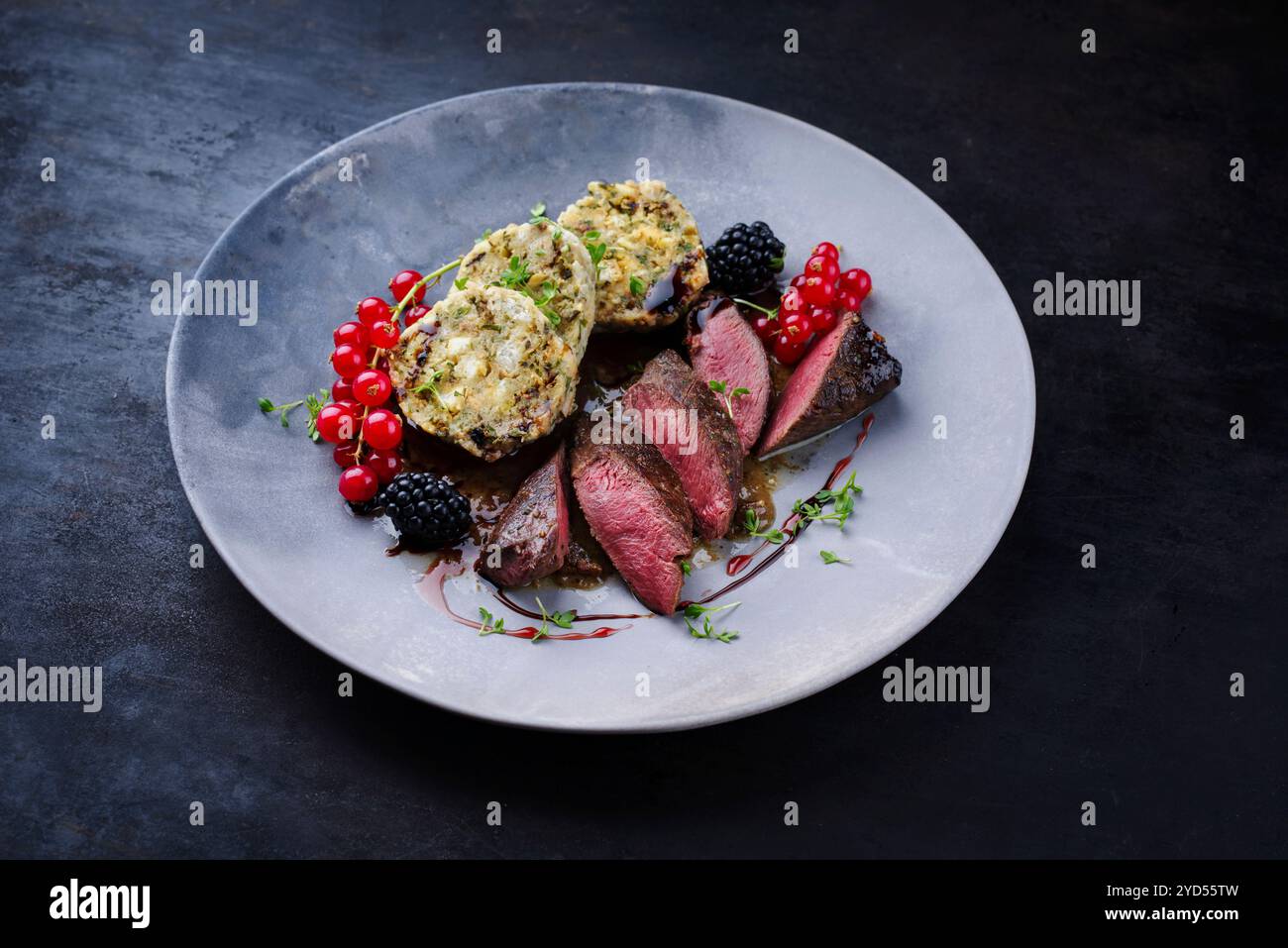 Selle traditionnelle de filet de venaison rôti avec boulettes de pain du Tyrol du Sud Banque D'Images