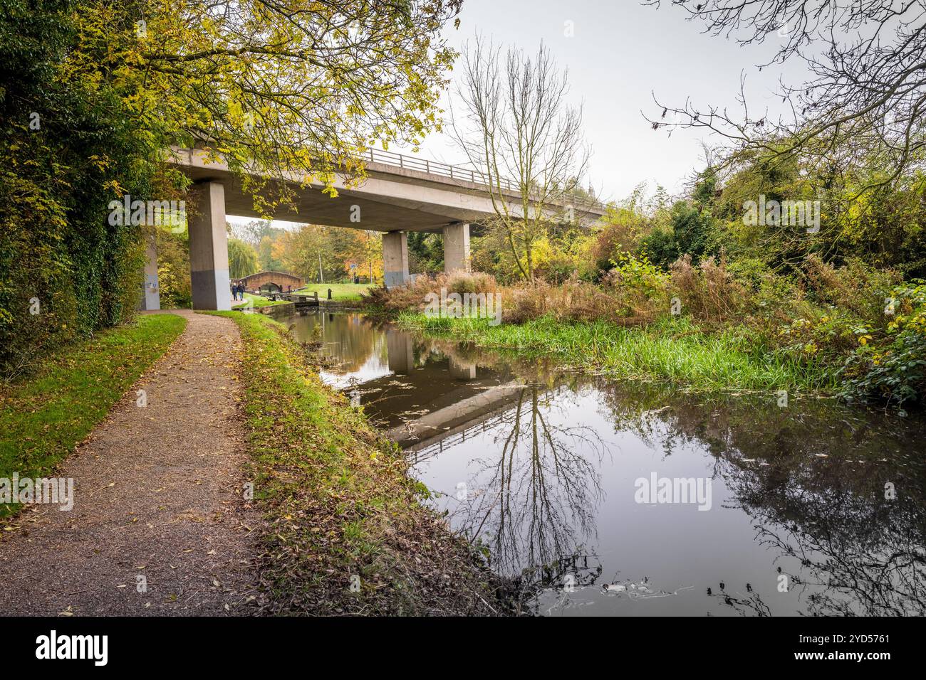 Pont routier en béton traversant le canal de Chesterfield. Banque D'Images