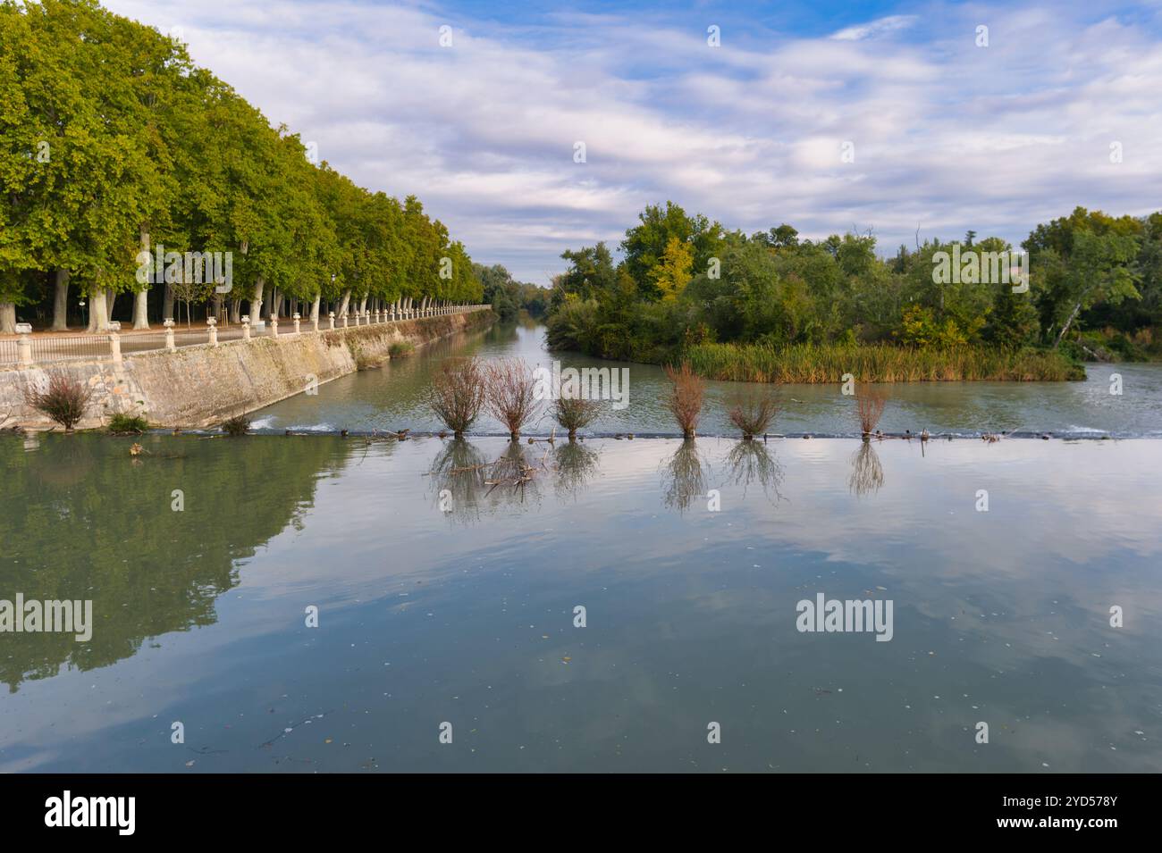 Vue sur le fleuve Rio Ebro dans la ville d'Aranjuez en Espagne en automne Banque D'Images