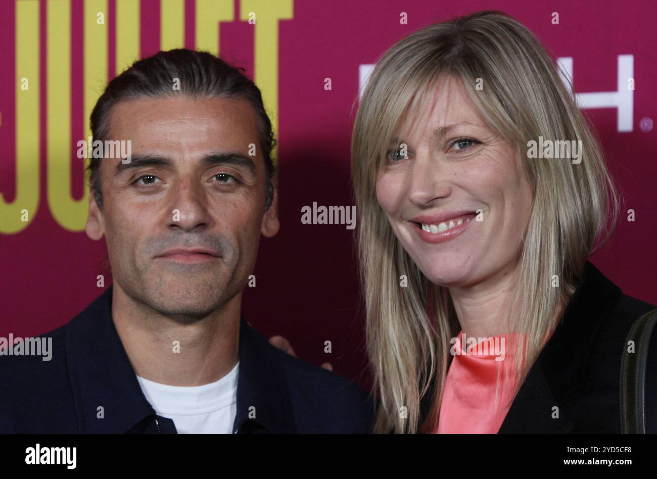 Oscar Isaac et sa femme Elvira Lind assistent à la soirée d'ouverture de Romeo Juliet au Circle in the Square Theatre de New York le 24 octobre 2024. Crédit photo : Henry McGee/MediaPunch Banque D'Images