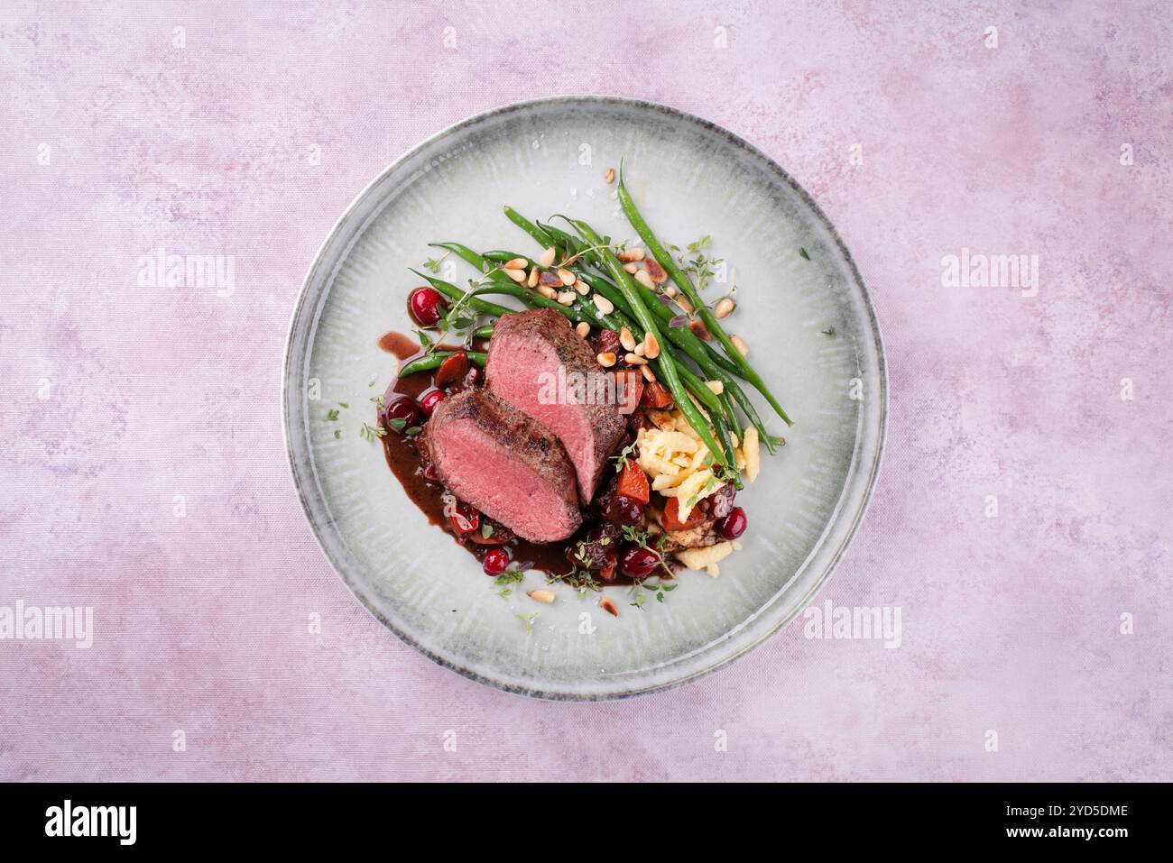 Selle traditionnellement rôtie de filet de venaison avec spaetzle Banque D'Images