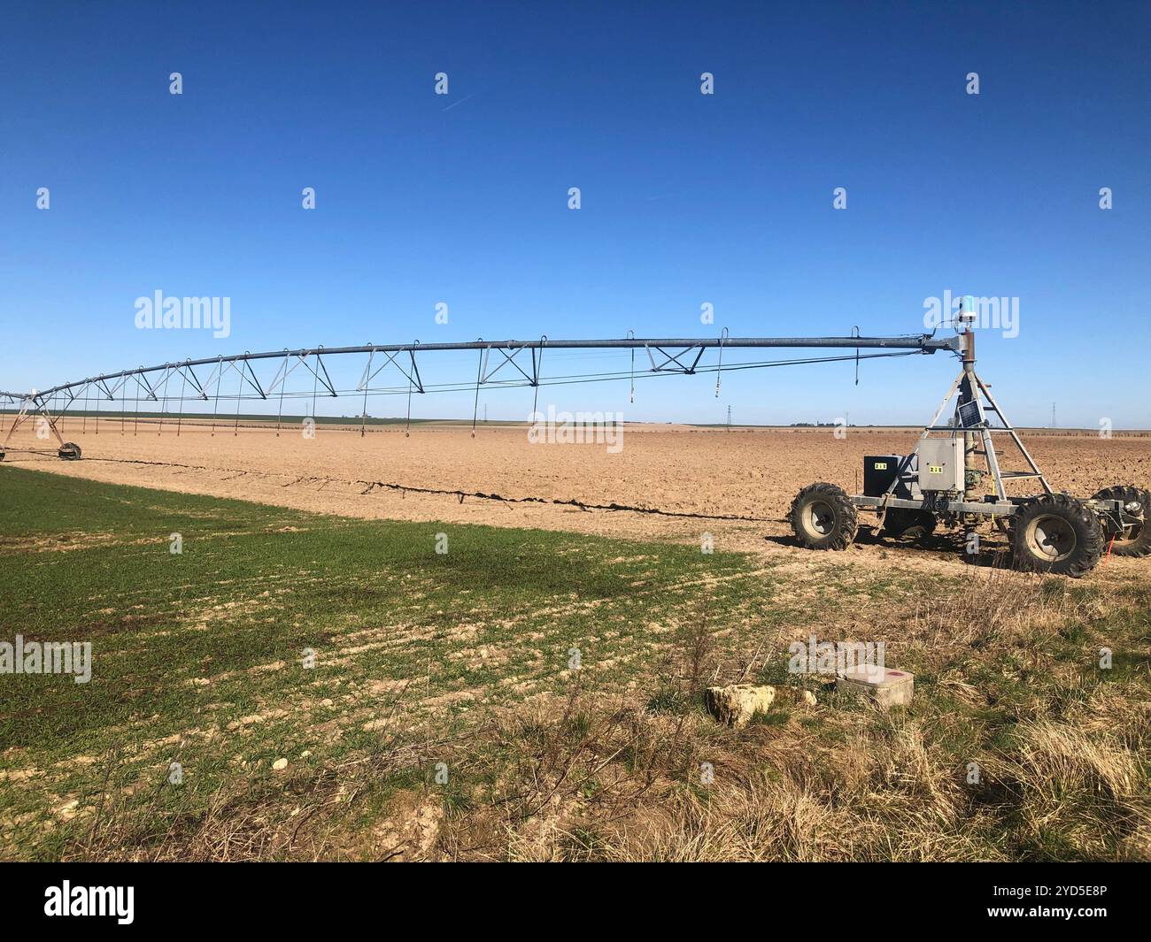 Un grand système d'irrigation dans un champ agricole. Banque D'Images