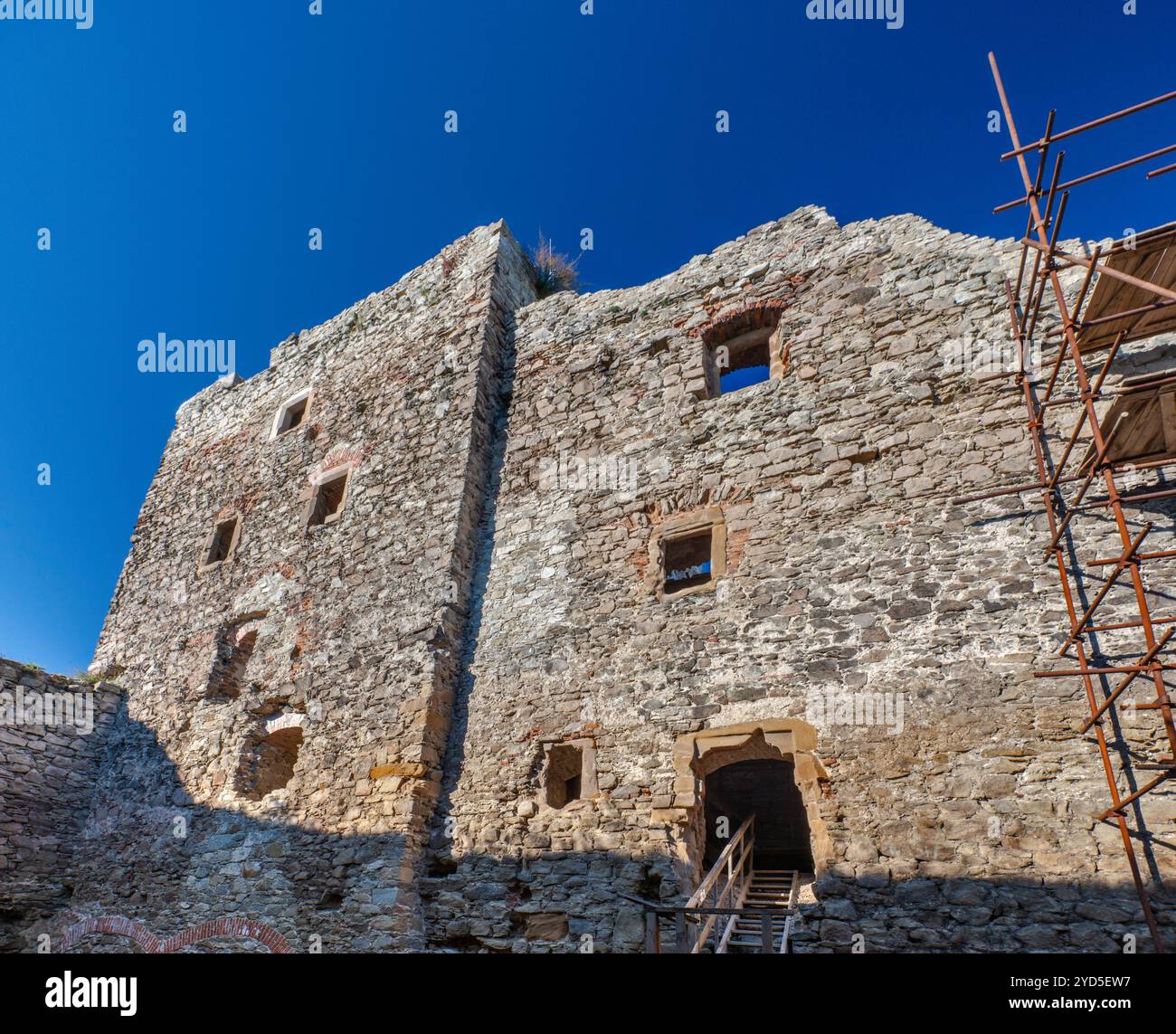 Gardez les ruines du château de Kapušany (Kapušiansky hrad), XVe siècle, chaîne de montagnes de Čergov, Carpates occidentales, région de Prešov, Slovaquie Banque D'Images