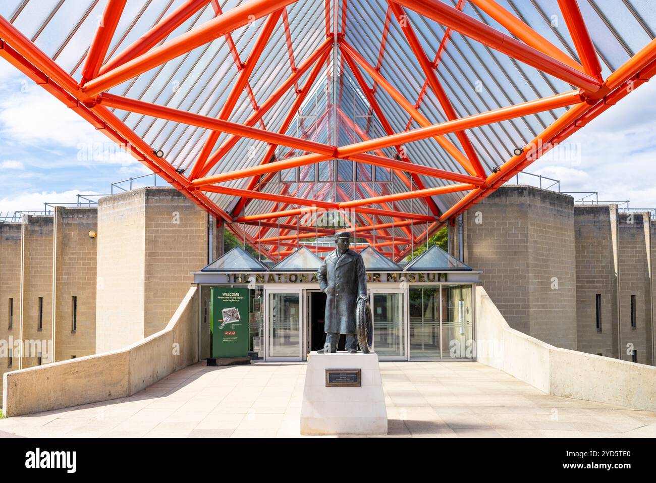 Statue en bronze d'Edward Lord Montagu devant le Beaulieu National Motor Museum à Beaulieu Hampshire Angleterre Royaume-Uni GB Europe Banque D'Images
