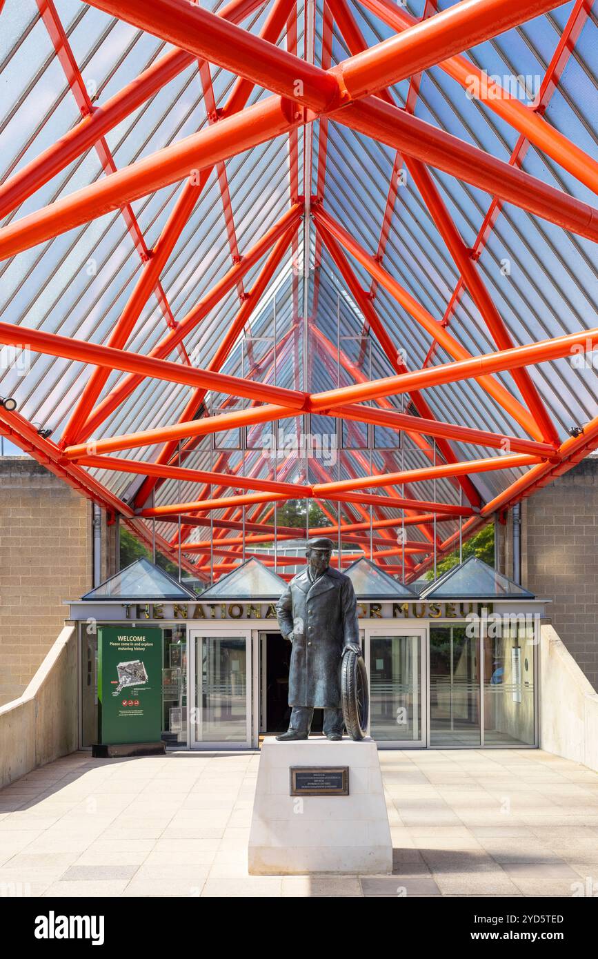 Statue en bronze d'Edward Lord Montagu devant le Beaulieu National Motor Museum à Beaulieu Hampshire Angleterre Royaume-Uni GB Europe Banque D'Images