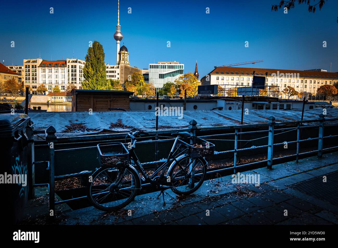 Berlin Mitte Fischerinsel : Museumshafen / historischer Hafen an Spree / Spreekanal - 25.10.2024 Berlin *** Berlin Mitte Fischerinsel musée port historique sur Spree Spreekanal 25 10 2024 Berlin Banque D'Images